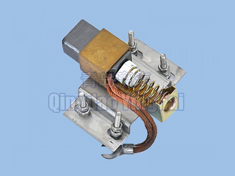 Shaft grounding device